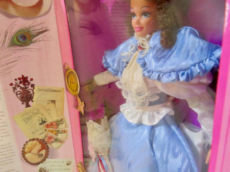 Imagem de Boneca Barbie Gibson Girl, Mattel, Edição Especial com Trajes de Época