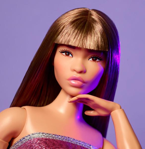 Imagem de Boneca Barbie Looks colecionável nº 24 com cabelo castanho e moda