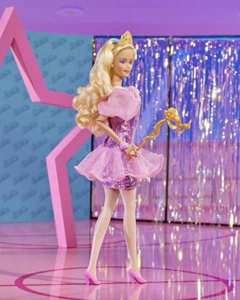 Imagem de Boneca Barbie Rewind com cabelo loiro encaracolado e rainha do baile dos anos 1980