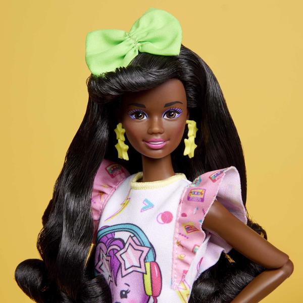 Imagem de Boneca Barbie Rewind com cabelo preto encaracolado e festa do pijama dos anos 80