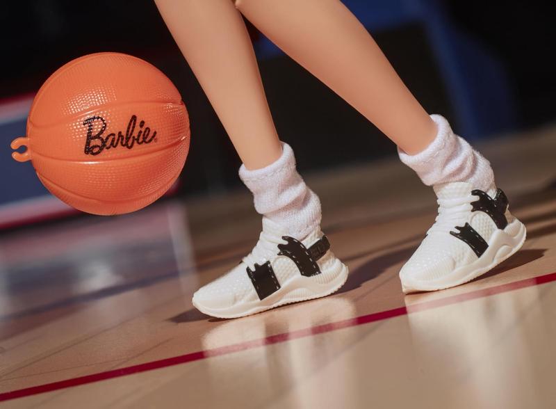 Imagem de Boneca Barbie Signature Sue Bird com uniforme nº 10 e basquete