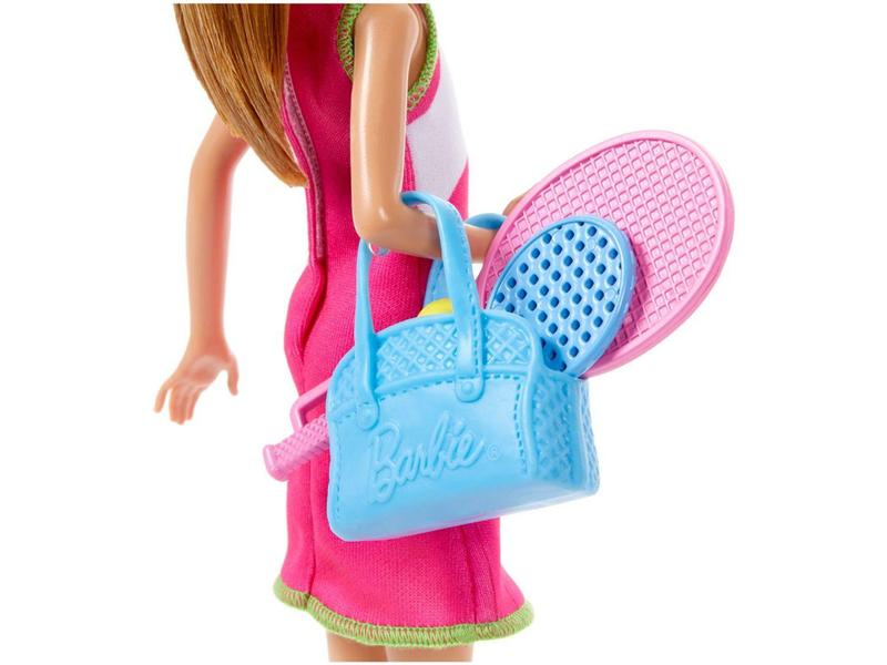 Boneca Barbie Stacie & Chelsea Conjunto de - Brinquedo Aulas de Tênis com Acessórios 2 Unidades - Mattel Imagem de Boneca Barbie Stacie & Chelsea Conjunto de - Brinquedo Aulas de Tênis com Acessórios 2 Unidades