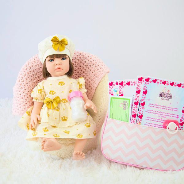 Imagem de Boneca Bebê Reborn Realista Silicone Vestido Dourado Bolsa de Maternidade