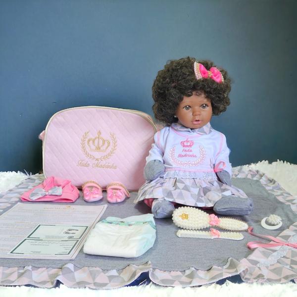 Boneca Bebê Reborn Zuri Negra - Acessórios Inclusos - Fada Madrinha Imagem de Boneca Bebê Reborn Zuri Negra - Acessórios Inclusos