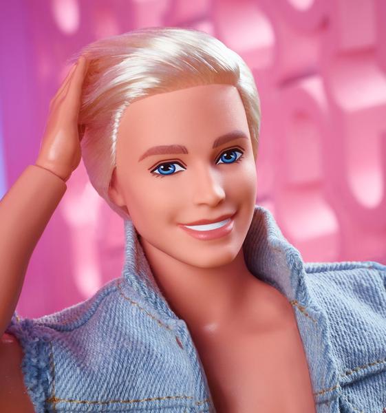 Imagem de Boneca colecionável Barbie The Movie Ken All-Jeans Set