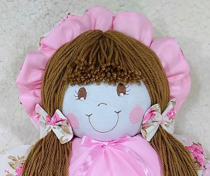 Imagem de Boneca com chapéu  55cm vestido com estampas variadas, decoração nichos quartos de bebês