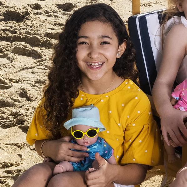 Boneca de brinquedo Adora Beach Baby Sunny com sardas ativadas pelo sol 13" Imagem de Boneca de brinquedo Adora Beach Baby Sunny com sardas ativadas pelo sol 13"
