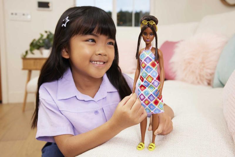 Imagem de Boneca fashion Barbie Fashionistas 210 com cabelo castanho