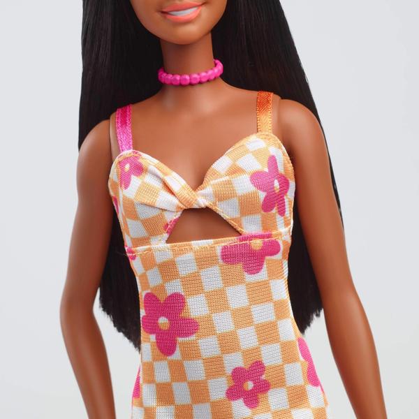 Imagem de Boneca fashion Barbie Fashionistas 233 com cabelo e vestido pretos