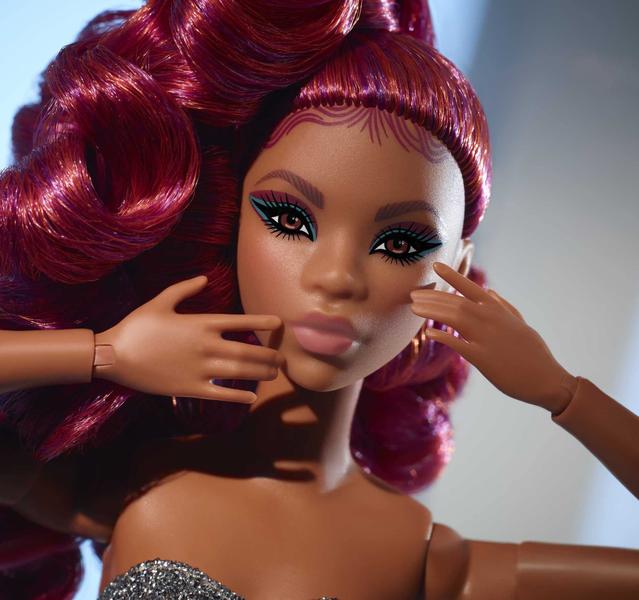 Imagem de Boneca moderna com looks exclusivos da Barbie com cabelo ruivo e roupa brilhante