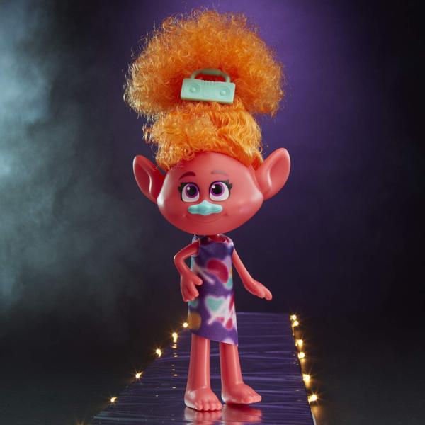 Imagem de Boneca moderna DreamWorks Trolls estilizando DJ Suki com vestido