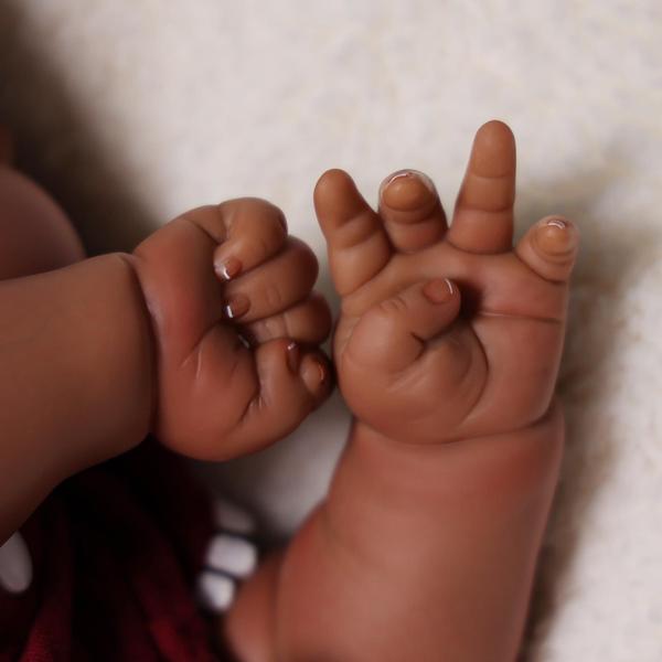 Imagem de Boneca Reborn BABESIDE preta de 50 cm com kit de alimentação para crianças