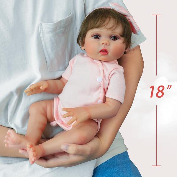 Imagem de Boneca Reborn Baby Doll SCOM Lifelike Lucy 45 cm com roupas e acessórios.