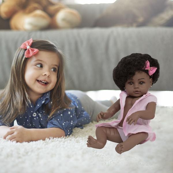 Imagem de Boneca Reborn Menina Negra Olho Castanho Com Roupão e Itens