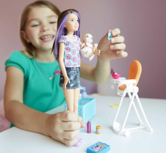 Imagem de Bonecas de brinquedo Barbie Skipper Babysitters Inc com acessórios