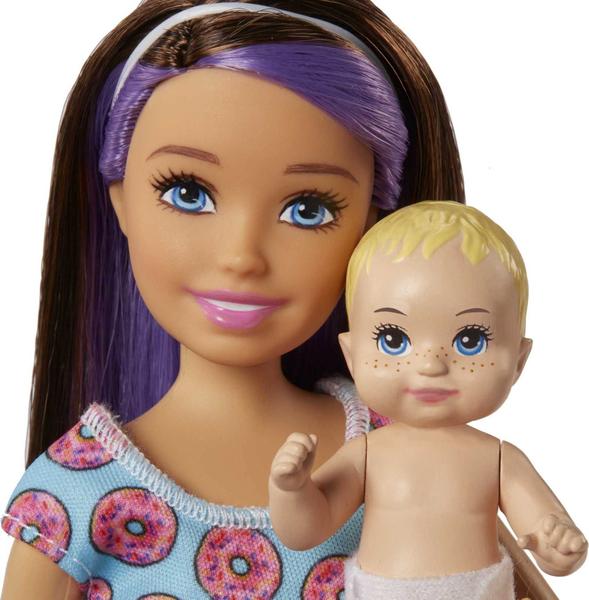 Imagem de Bonecas de brinquedo Barbie Skipper Babysitters Inc com acessórios