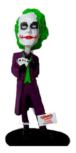 Imagem de Boneco Coringa Segurando Baralho cabeçudo caricato 18cm Heath Ledger