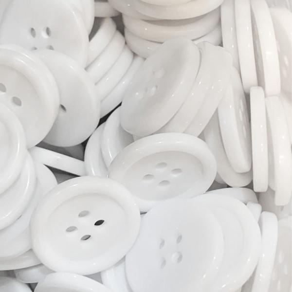 Botão Branco 21mm 4 Furos - 200 unidades - Inova Aviamentos Imagem de Botão Branco 21mm 4 Furos - 200 unidades