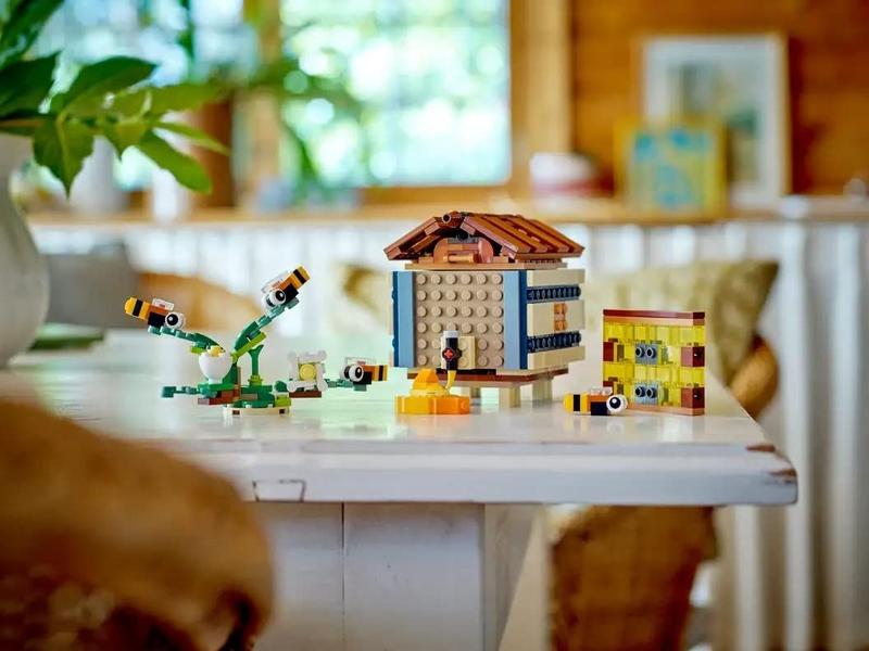 Imagem de Brinquedo de construção LEGO Creator 3in1 Birdhouse 31143 para crianças maiores de 8 anos