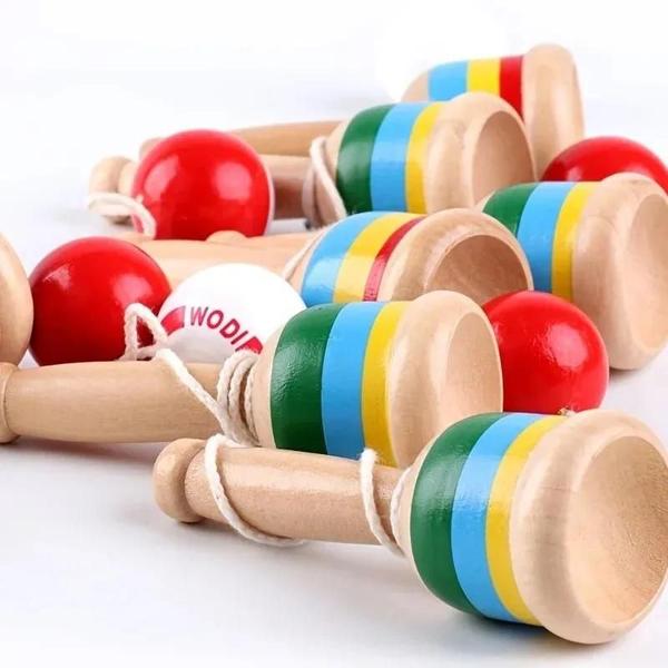 Imagem de Brinquedo Educativo Montessori de Madeira - Espada, Copo e Bola para Bebês