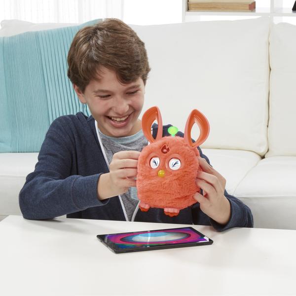 Imagem de Brinquedo Furby Connect Orange com o aplicativo Furby Connect World