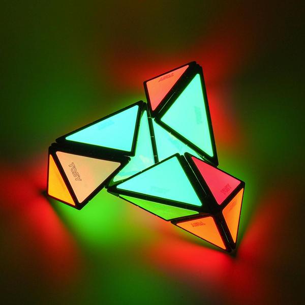 Imagem de Brinquedo TOSY Magnet Pyramid Glow com 243 ímãs de terras raras