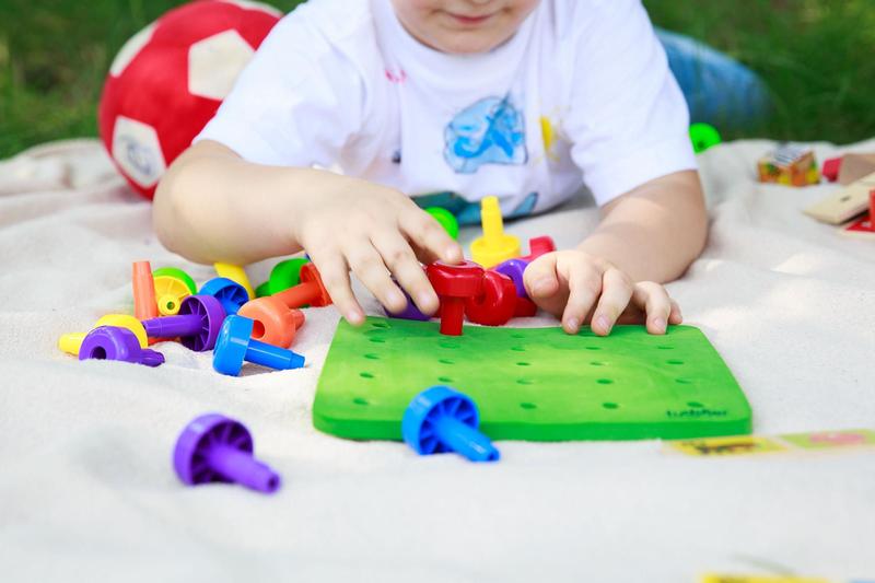 Imagem de Brinquedos sensoriais Tuddler Toddler Peg Board/Brinquedos Montessori/Brinquedos para habilidades motoras finas/Brinquedos educativos/30 peças de pinos empilháveis + cartão padrão + mochila com cordão + E-Book