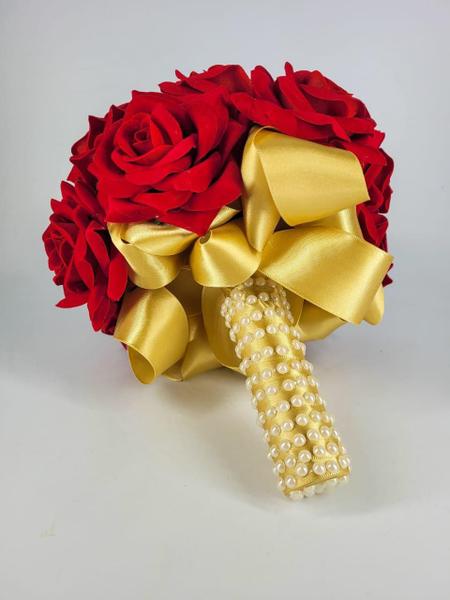Imagem de Buquê De Noiva Rosas Vermelhas Cetim Dourado Com Perolas
