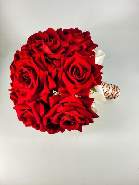 Buquê Noiva Rosas Vermelhas Cetim Creme C/Brilhos Vermelhos - Amor Lindo Imagem de Buquê Noiva Rosas Vermelhas Cetim Creme C/Brilhos Vermelhos