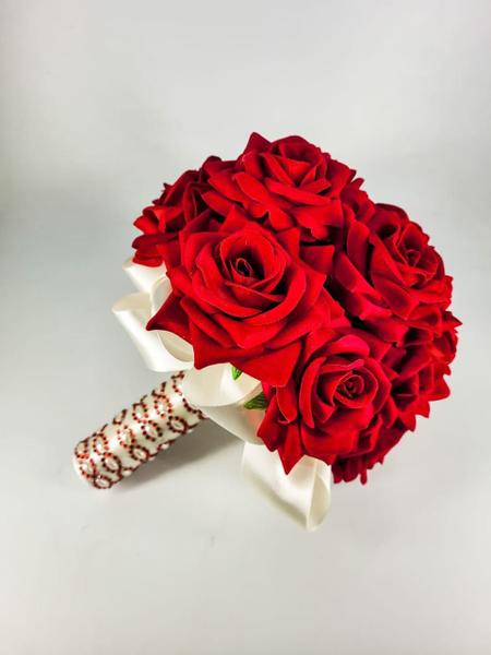 Buquê Noiva Rosas Vermelhas Cetim Creme C/Brilhos Vermelhos - Amor Lindo Imagem de Buquê Noiva Rosas Vermelhas Cetim Creme C/Brilhos Vermelhos