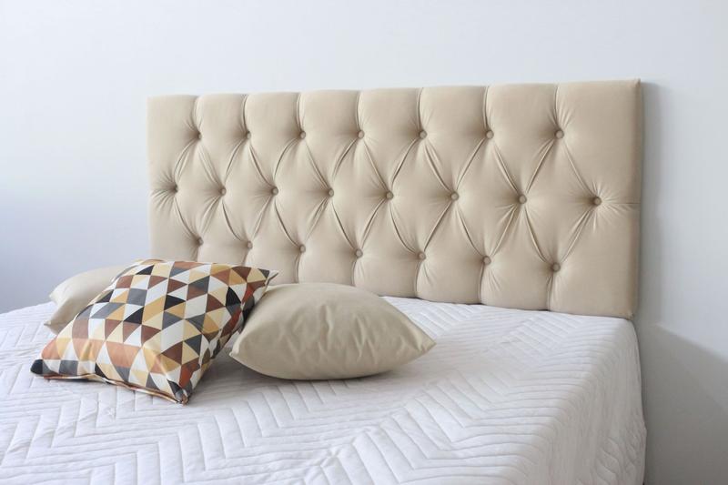 Imagem de Cabeceira Estofada Para Cama Queen Capitonê 160x60cm Bege Claro - Tecido Veludo Suede Liso