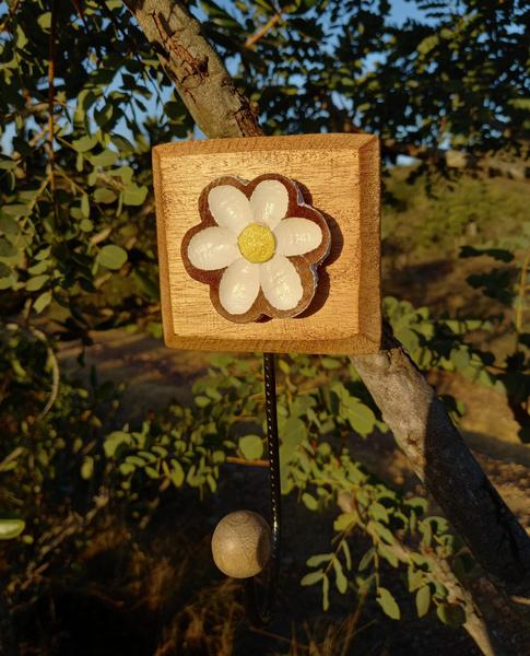 Imagem de Cabide flor de girassol entalhado a mão em madeira