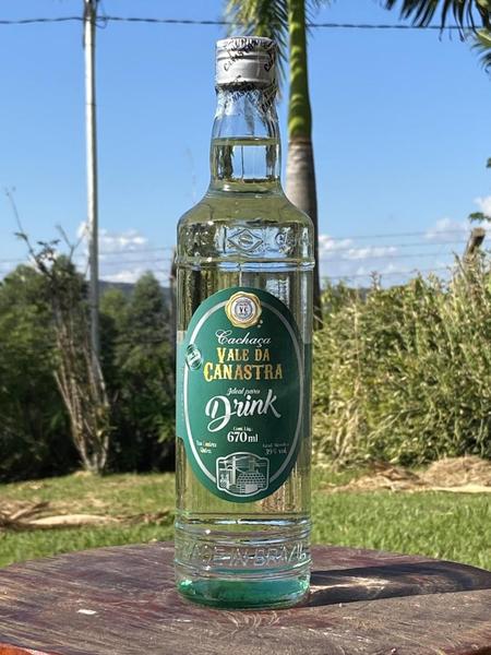 Imagem de Cachaça Artesanal Pura 670 Ml Fundo Verde Vale Da Canastra