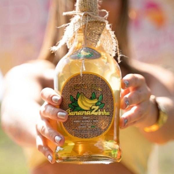 Cachaça Bananazinha Artesanal 900ml Imagem de Cachaça Bananazinha Artesanal 900ml