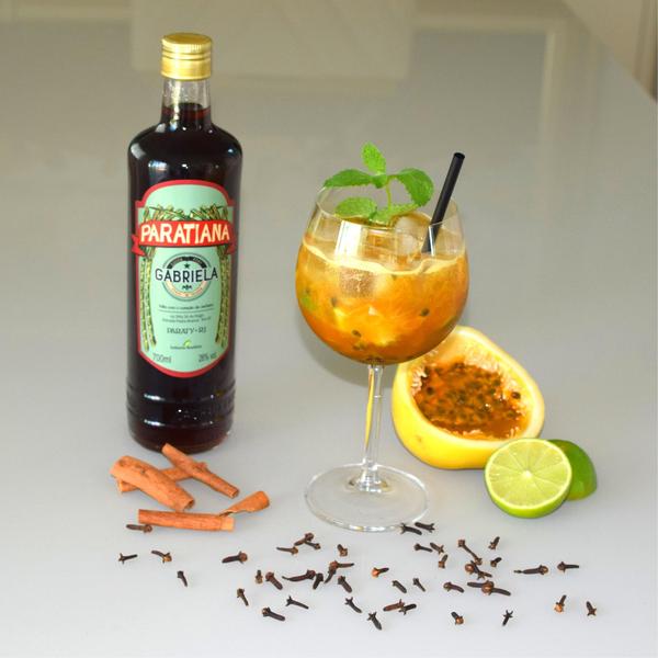 Cachaça Gabriela Cravo e Canela Paratiana 700 ml Premiada Premium Jorge Amado Paraty Presente Original Pinga Clássica Imagem de Cachaça Gabriela Cravo e Canela Paratiana 700 ml Premiada Premium Jorge Amado Paraty Presente Original Pinga Clássica
