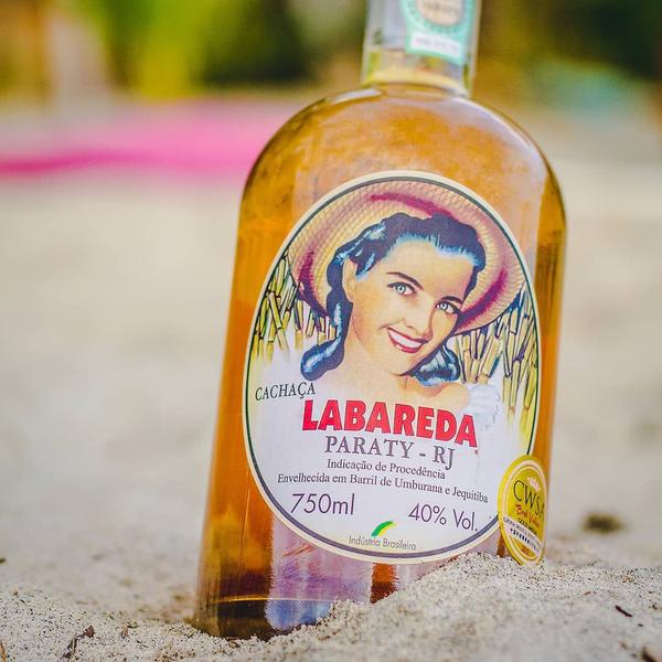 Cachaça Labareda Paratiana 700 ml Sabor Autêntico de Paraty com Envelhecimento em Umburana e Jequitibá Imagem de Cachaça Labareda Paratiana 700 ml Sabor Autêntico de Paraty com Envelhecimento em Umburana e Jequitibá