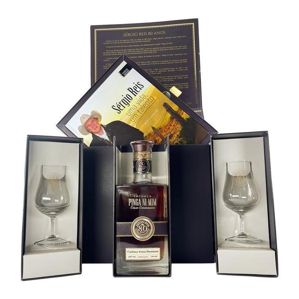 Cachaça sérgio reis 80 anos extra premium 700 ml kit com 2 taças - Charles Orban Imagem de Cachaça sérgio reis 80 anos extra premium 700 ml kit com 2 taças