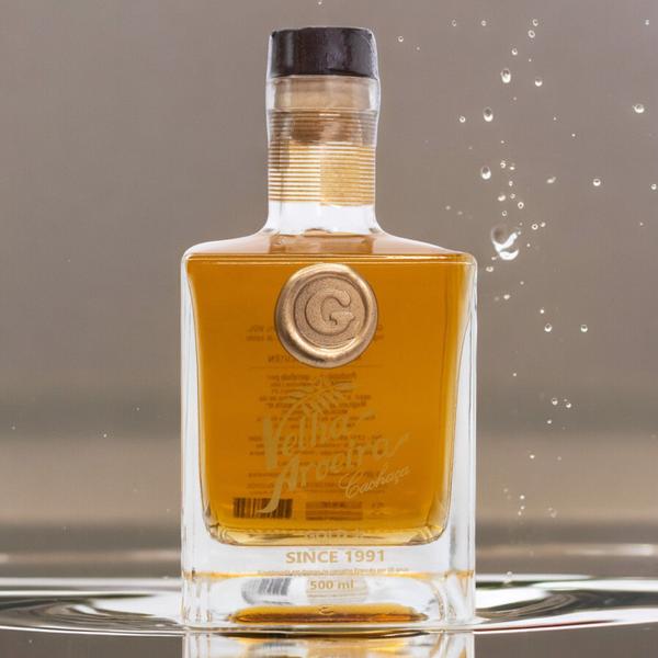 Cachaça Velha Aroeira Gold 6 Anos Carvalho Francês 500 ml Artesanal Premium Especial Reserva Imagem de Cachaça Velha Aroeira Gold 6 Anos Carvalho Francês 500 ml Artesanal Premium Especial Reserva