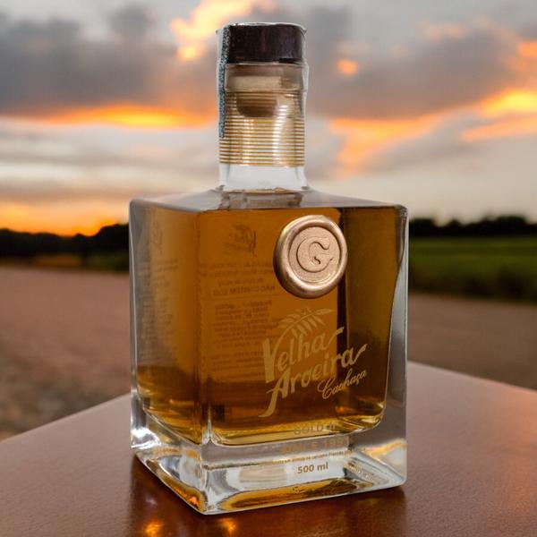 Cachaça Velha Aroeira Gold 6 Anos Carvalho Francês 500 ml Artesanal Premium Especial Reserva Imagem de Cachaça Velha Aroeira Gold 6 Anos Carvalho Francês 500 ml Artesanal Premium Especial Reserva