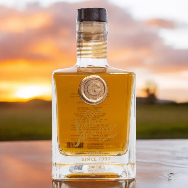 Cachaça Velha Aroeira Gold 6 Anos Carvalho Francês 500 ml Artesanal Premium Especial Reserva Imagem de Cachaça Velha Aroeira Gold 6 Anos Carvalho Francês 500 ml Artesanal Premium Especial Reserva