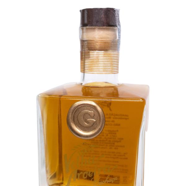 Cachaça Velha Aroeira Gold 6 Anos Carvalho Francês 500 ml Artesanal Premium Especial Reserva Imagem de Cachaça Velha Aroeira Gold 6 Anos Carvalho Francês 500 ml Artesanal Premium Especial Reserva