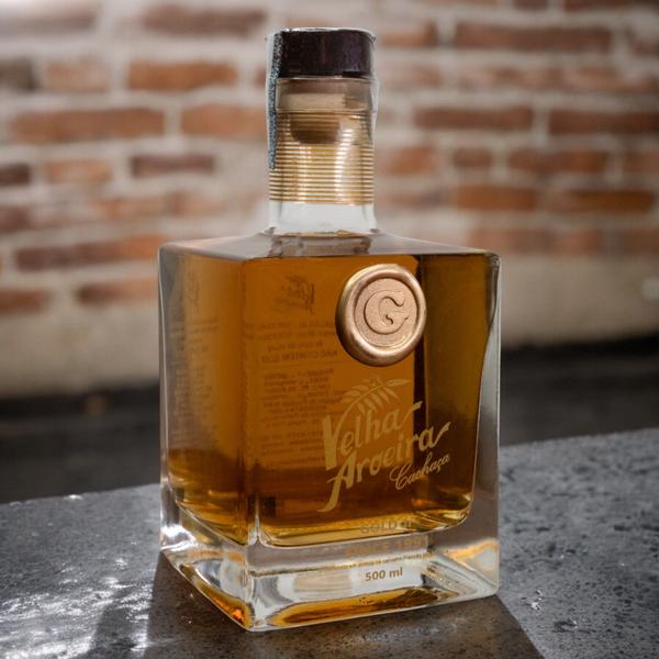 Cachaça Velha Aroeira Gold 6 Anos Carvalho Francês 500 ml Artesanal Premium Especial Reserva Imagem de Cachaça Velha Aroeira Gold 6 Anos Carvalho Francês 500 ml Artesanal Premium Especial Reserva