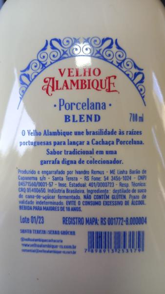 Imagem de Cachaça Velho Alambique Blend Carvalho, Grápia e Angico 700ml 39% Vol. Porcelana Premium (Orgânico)