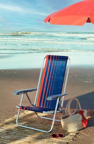 Cadeira de praia reclinável tramontina bali baixa em alumínio com assento azul escuro e laranja Imagem de Cadeira de praia reclinável tramontina bali baixa em alumínio com assento azul escuro e laranja