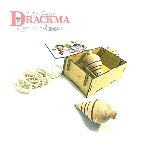 Caixa com 3 piões de Madeira - Drackma Imagem de Caixa com 3 piões de Madeira