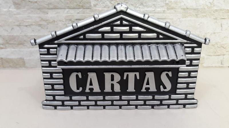 Imagem de Caixa de Correio modelo Casinha 4 PVC - Preta e Prateada - Muro e Portão - Real - Ficone Reis