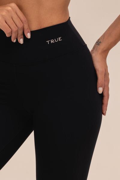 Calça Corsário Legging Capri 3/4 Curta Preta Emana Tratamento Lipedema Cós Alto - True Imagem de Calça Corsário Legging Capri 3/4 Curta Preta Emana Tratamento Lipedema Cós Alto