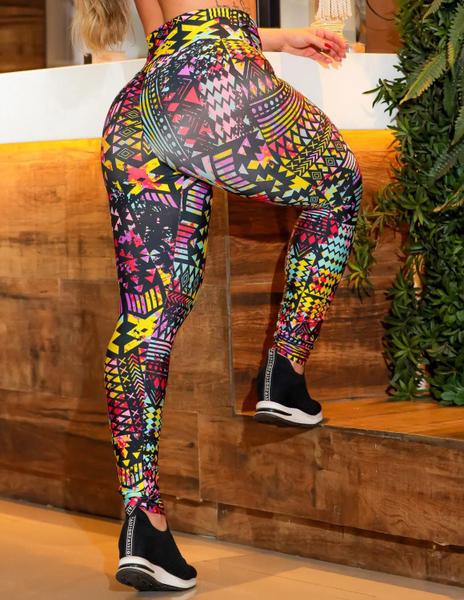 Imagem de Calça Legging Fitness Empina Bumbum Preta em Cirre Academia - Fitmoda