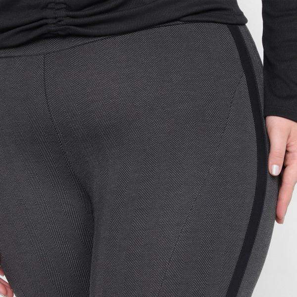 Calça Legging Plus Size Maelle Feminina Imagem de Calça Legging Plus Size Maelle Feminina