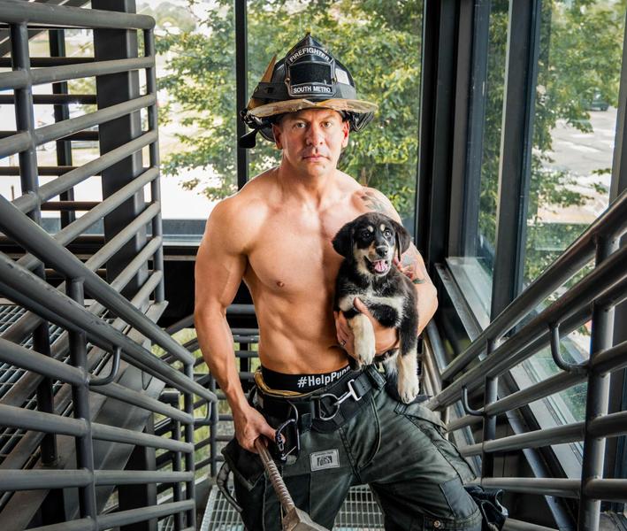 Imagem de Calendário 2025 Fire Rescue Dogs de 13 meses com 18 bombeiros machos